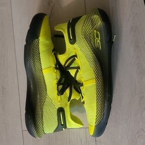 Under armour S. Currys size 9.5 men's, neon yellow, dark green
